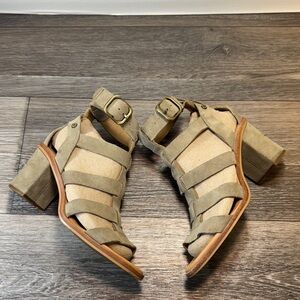 UGG Stylish green/Tan suede/leather Sandals size 7.5 (j151)